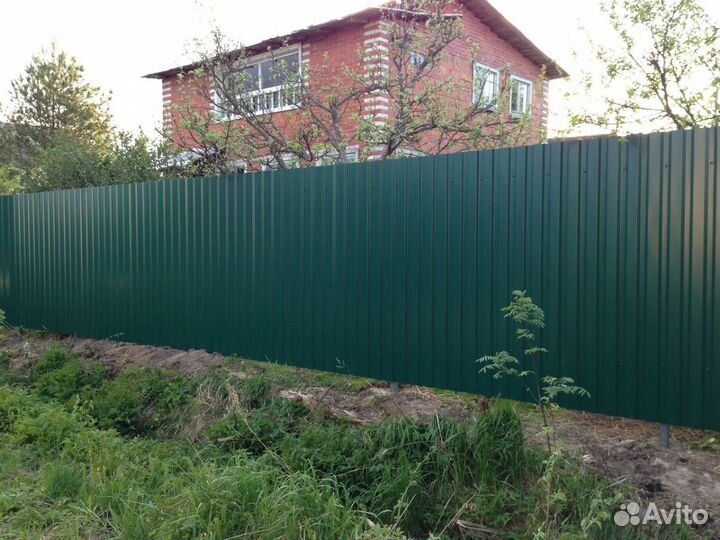 Забор из профнастила под ключ спб. Зеленый профильный забор. Забор из профлиста в Калининграде. RAL 7024 забор. Забор из профлиста под дерево с металлическими столбами.