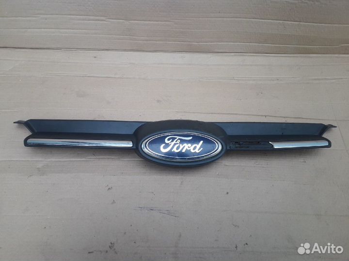 Решетка радиатора с эмблемой Ford Focus 3