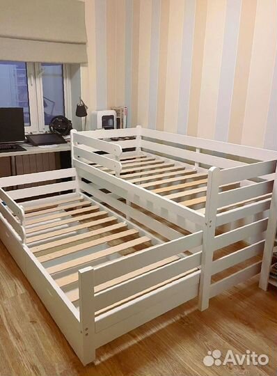 Кровать выдвижная для двоих детей из массива