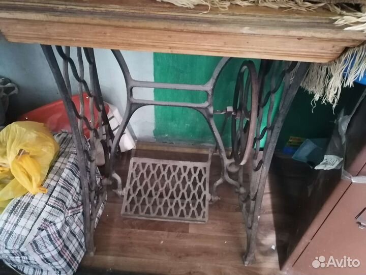 Винтажный стол от швейной машины