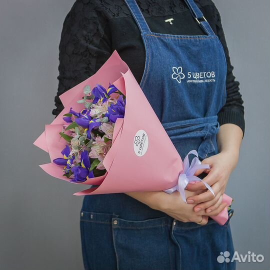 Букет цветов с альстромерией и ирисами