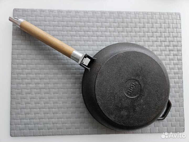 Чугунная сковорода biol