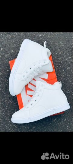 Кроссовки женские