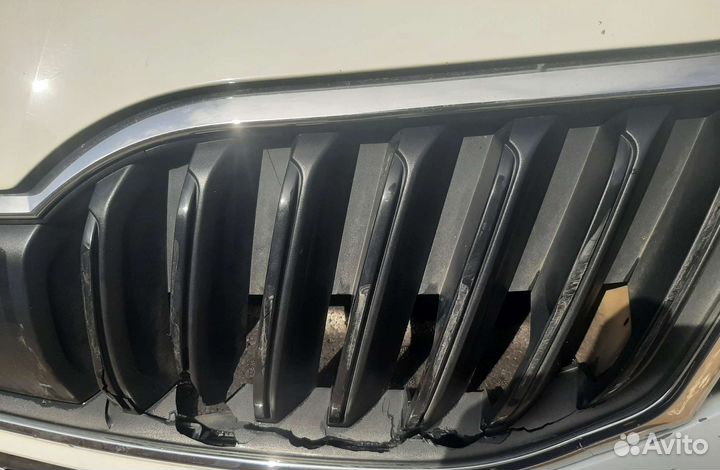 Решетка радиатора с хромовой вставкой