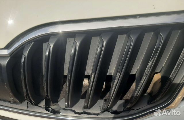 Решетка радиатора с хромовой вставкой