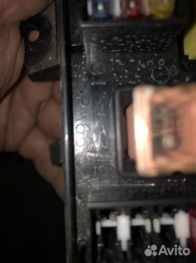 Блок предохранителей Mitsubishi Carisma