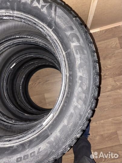 Bridgestone Ice Cruiser 7000 215/60 R16