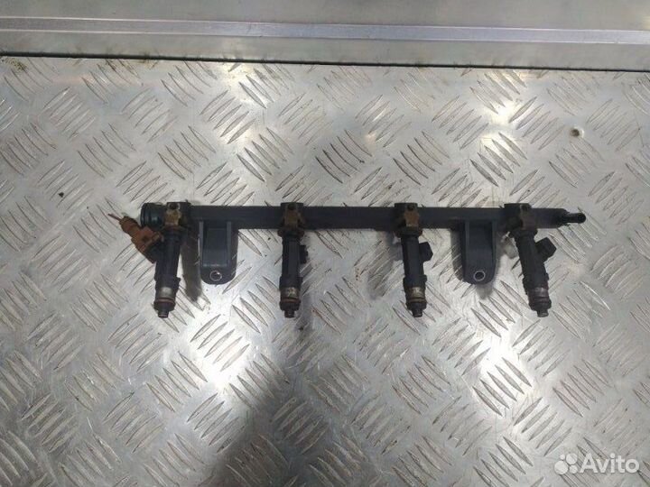 Топливная рампа (рейка) с форсунками Renault Logan