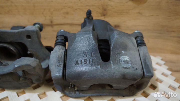 Тормозной суппорт передний Toyota Mark II