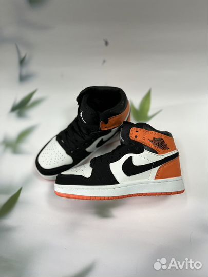 Детские кроссовки Nike Jordan с оранжевым