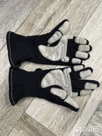 Перчатки для автоспорта