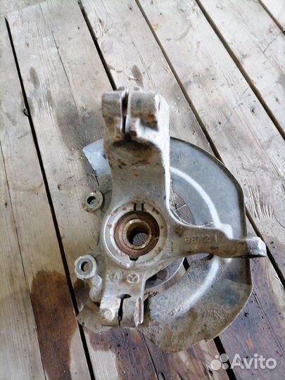 Поворотный кулак передний правый Mazda 3 хэтчбек