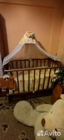 Детская кроватка с маятником и ящиком