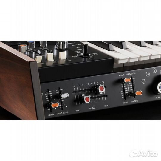 Аналоговый синтезатор korg minikorg-700FS