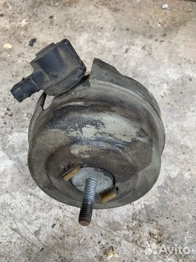 Подушка двигателя левая Audi A4 B7 2.0 BWE