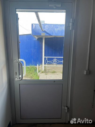 Пластиковую дверь,доску.профлист б/у