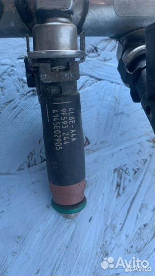 Рампа форсунки Ford Escape 4L8E-9F792-BC