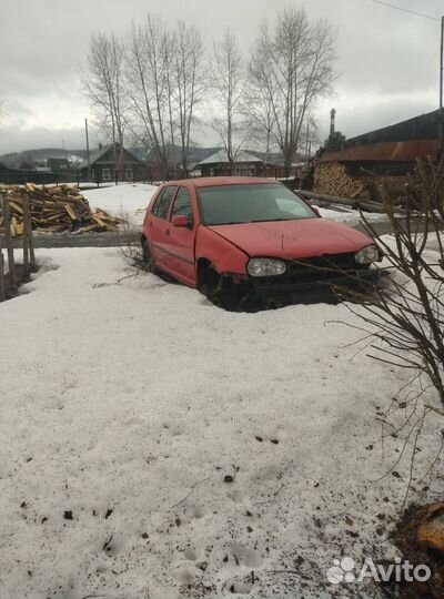 Volkswagen Golf 1.8 МТ, 1998, битый, 180 000 км