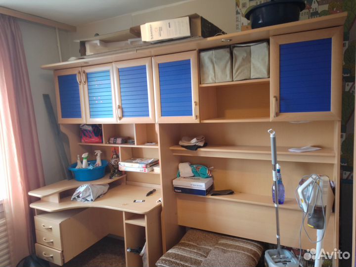 Компьютерный стол со шкафами и полками