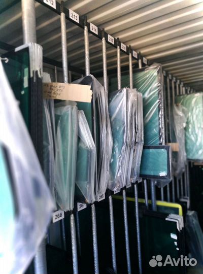 Стекло нижнее Volvo BL71 2003 год и далее