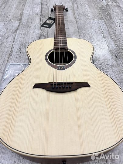 Акустическая гитара