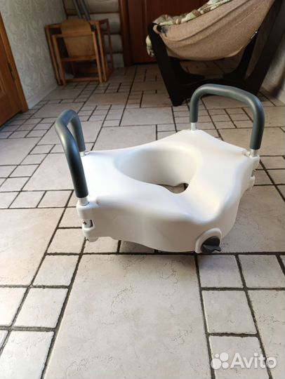 Сидение для унитаза для инвалидов