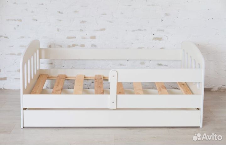 Кровать с бортиком