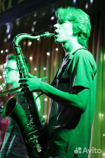 Саксофонист на праздник