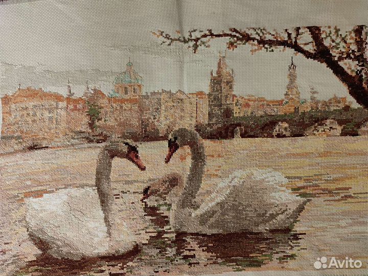 Картина вышитая крестом ручная работа Прага лебеди