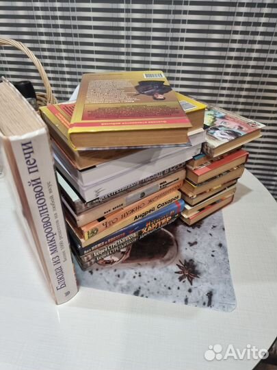 Книги детективы, фентези, рецепты