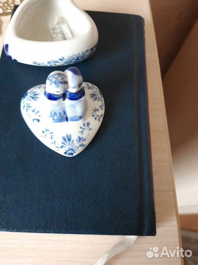 Фарфоровая шкатулочка Гжель