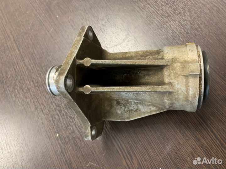 Кронштейн привода передний правый Bmw X5 4.8I E70