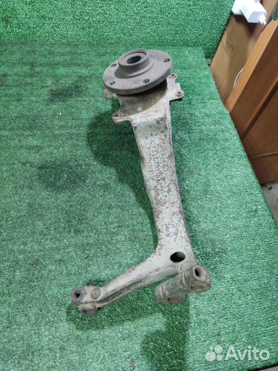 Кулак поворотный передний левый Volkswagen Passat