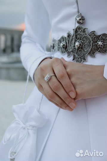 Национальное ингушское свадебное платье (чокхи)