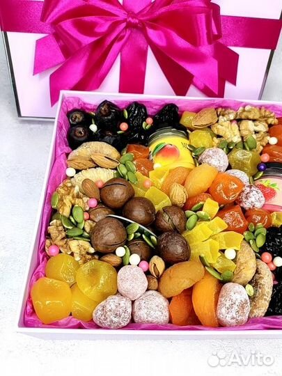 Подарочный набор женский. Орехи, сухофрукты, мед