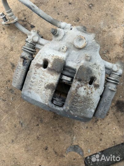 Суппорт передний правый mitsubishi colt z30