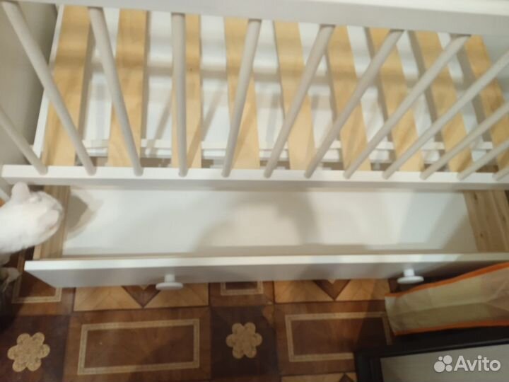 Детская кроватка с маятником