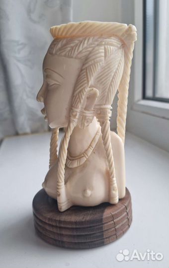 Натуральный бивень. Статуэтка африканка