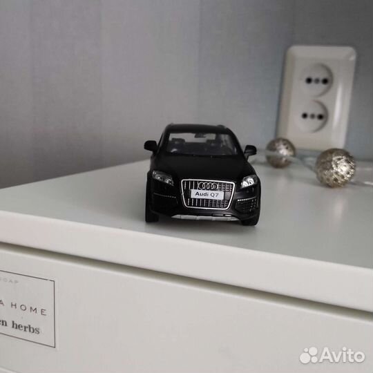 Модель машины. Audi Q7 V12. 1:36