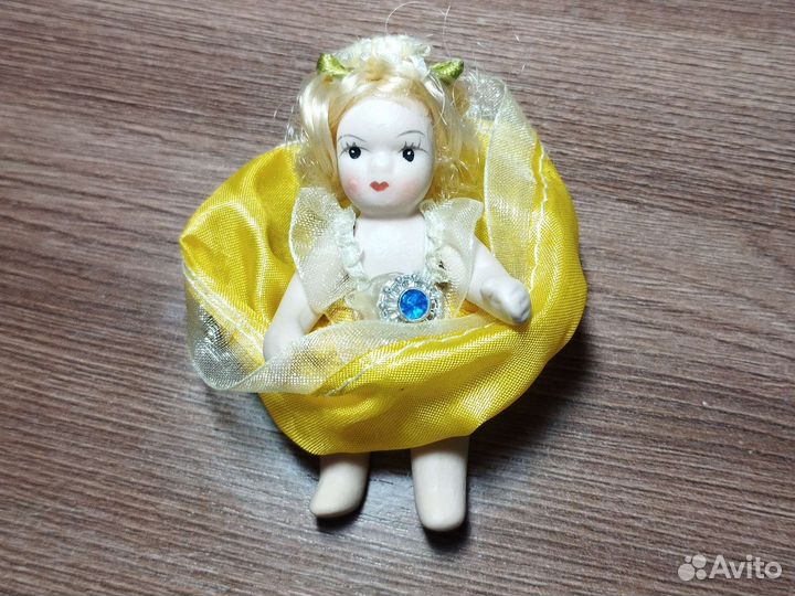 Фарфоровая кукла