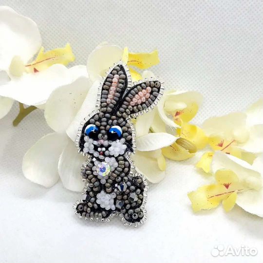 Брошь ручной работы из бисера