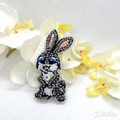 Брошь ручной работы из бисера