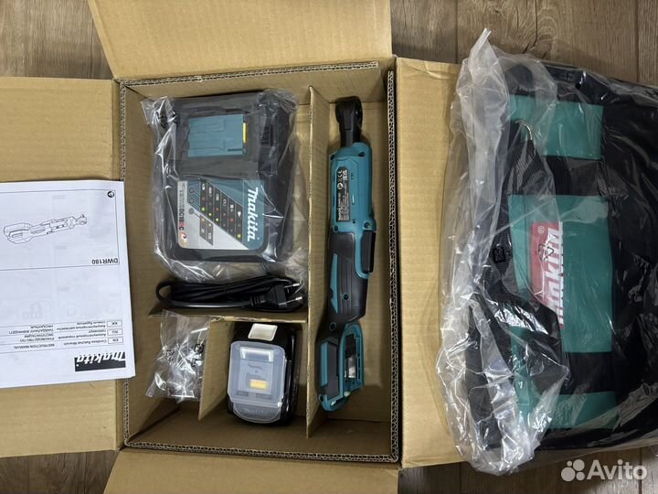 Аккумуляторный угловой гайковёрт makita dwr180