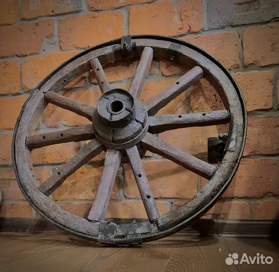 Колесо деревянное от телеги интерьер