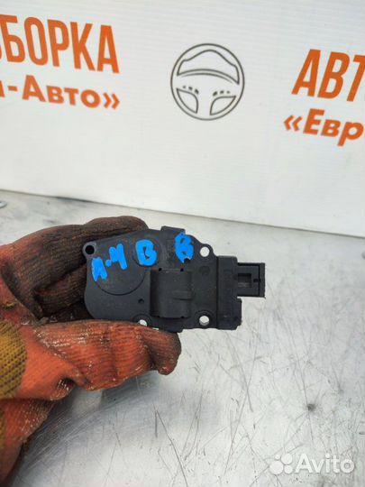 Моторчик заслонок печки Audi A4 B8 универсал 2 Л