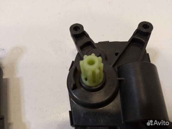 Сервопривод заслонок печки Ford Focus 3 CB8