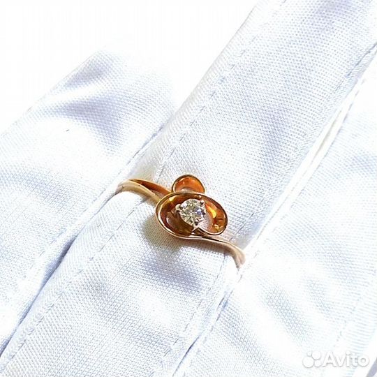 Золотое кольцо с бриллиантом 16,5р