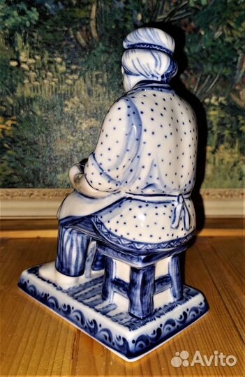 Фарфоровая статуэтка 