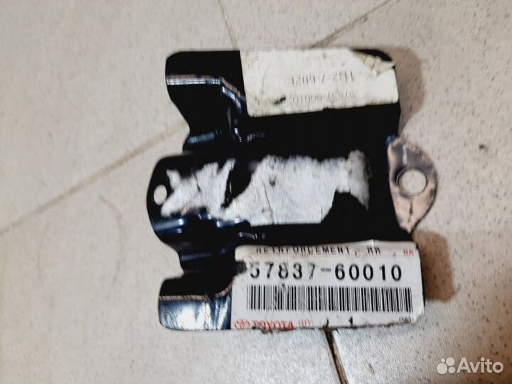 Замок сиденья Toyota Land Cruiser Prado 150