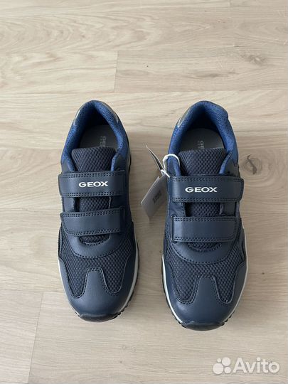 Новые кроссовки Geox р.36